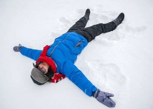 直接躺下睡了?其实看到雪地时某人就要求要躺在雪地上照一张. 雾凇岛