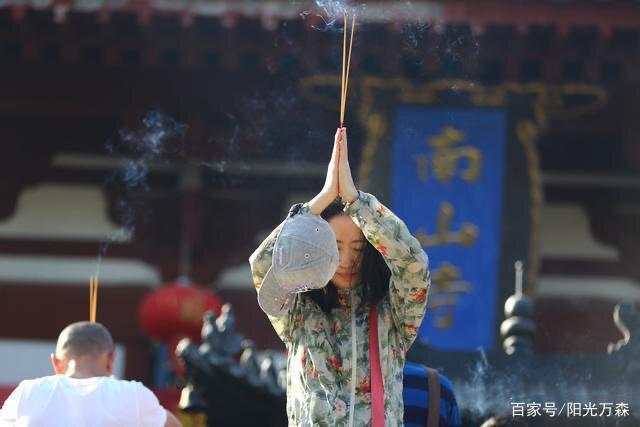 寺院师父告诉你:供香拜佛有讲究