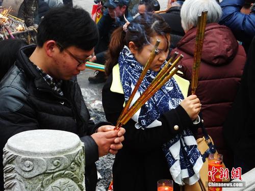 大年初五各地民众烧香拜财神