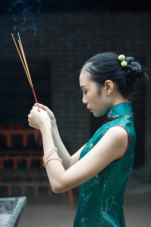 亚洲,仅一个年轻女性,仅一个女性,仅一个人,三根,节日,香炉,墙,烟雾