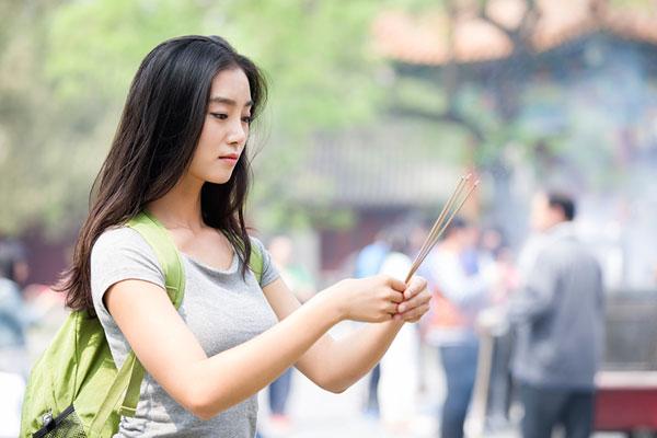 年轻女子在雍和宫烧香祈福