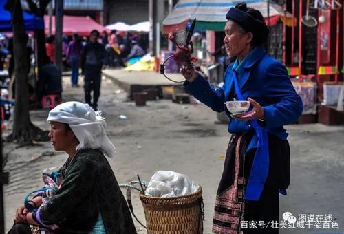 苗族妇女在克长乡街头占卜问卦.2023年