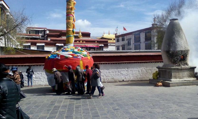 藏民在大昭寺上香