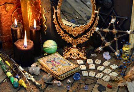 神秘, 深奥, 占卜和巫术的概念.神秘和复古的背景照片