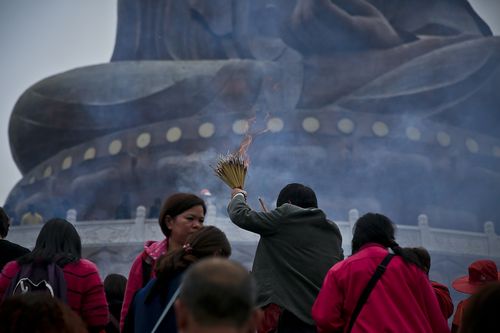 【转载】中国人的信仰——十万善男信女焚香拜佛之壮观场面.