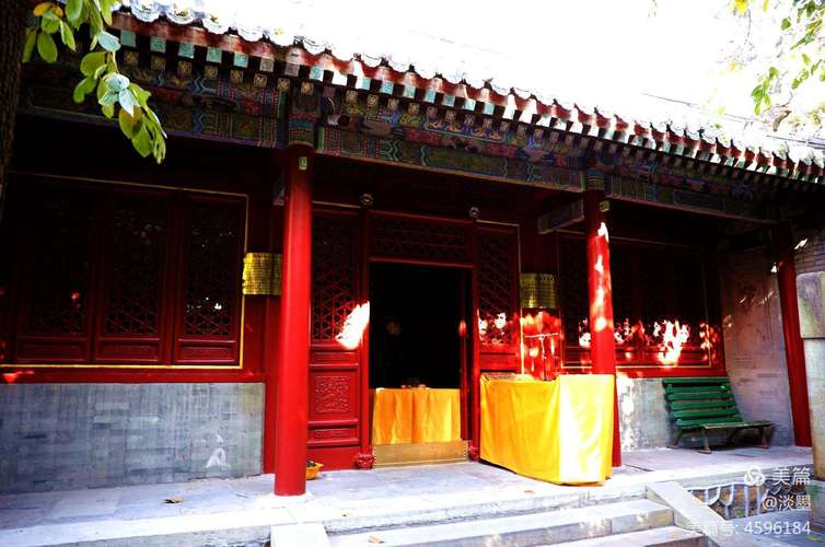 康熙宝座,供奉的是康熙七年乾隆在潭柘寺拜佛进香的塑像,两侧墙壁挂