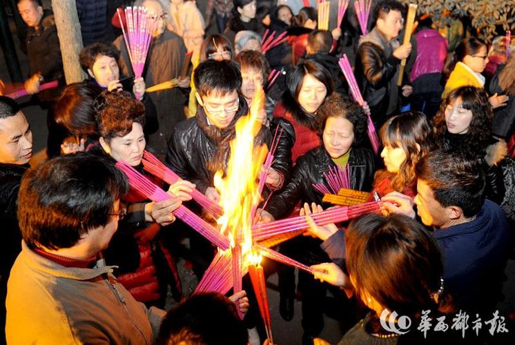 除夕夜,成都市民在大慈寺点灯,挂心愿卡,上香祈福,迎接新年.