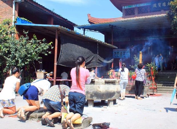 哪些人不能去寺庙烧香 去寺庙烧香拜佛禁忌