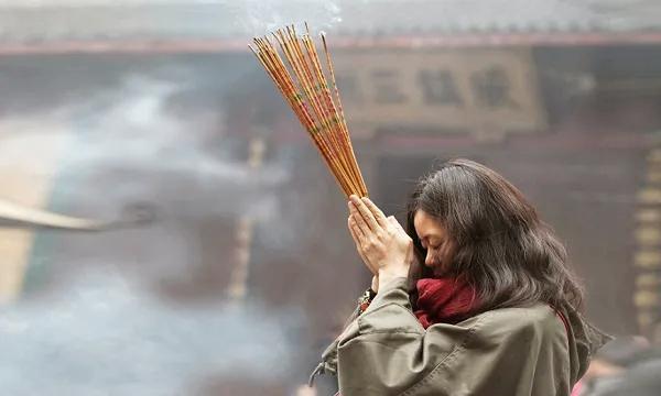 几号适合烧香拜佛 一般几号去上香