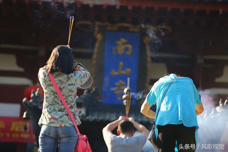 2月16日,正值农历狗年正月初一,三亚南山景区迎来众多游客前来