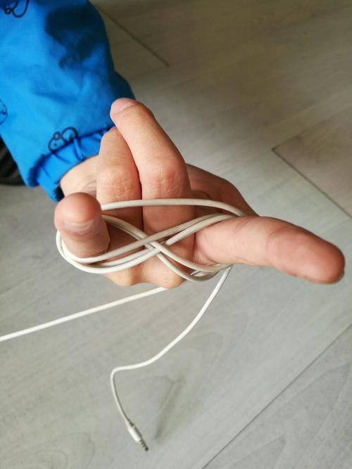 将手指做成这种形状,8字形缠绕可以防止耳机线缠在一起.