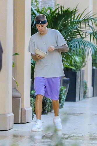 边走边吃的贾斯汀比伯justin bieber,待走到门口