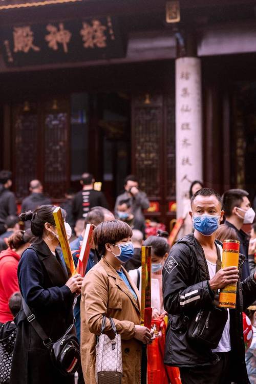 烧香图片寺庙里挤满了烧香拜佛的人