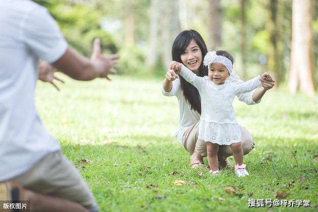 原创职场妈妈遭孩子抱腿痛哭挽留用这2招帮宝宝摆脱分离焦虑