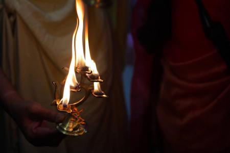 祈福蜡烛表情印度教神的神圣火焰拜佛祈福照片