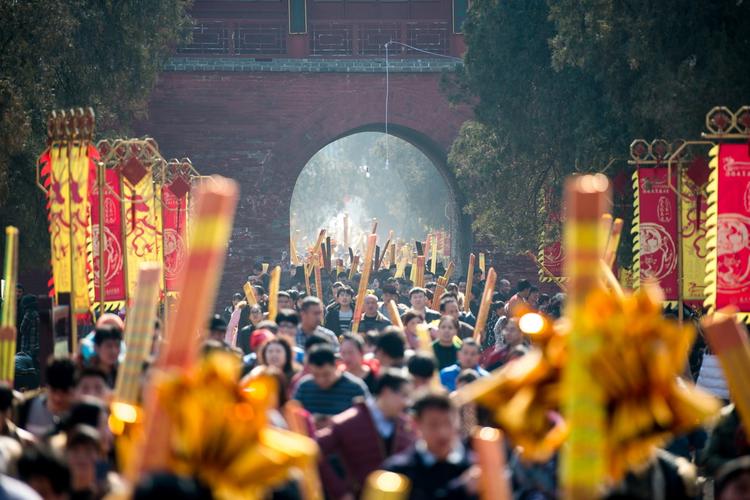 2023年2月8日,大年初一上午,河南淮阳太昊伏羲陵景区内挤满了上香客