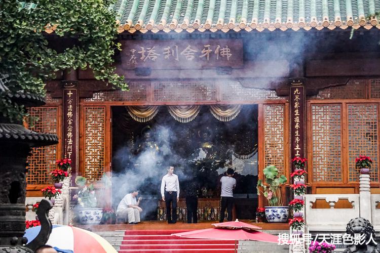 北京八大处灵光寺,佛祖舍利宝塔前香烟缭绕