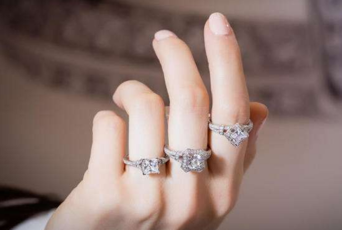 右手食指戴戒指是什么意思女人十个手指戴戒指的含义