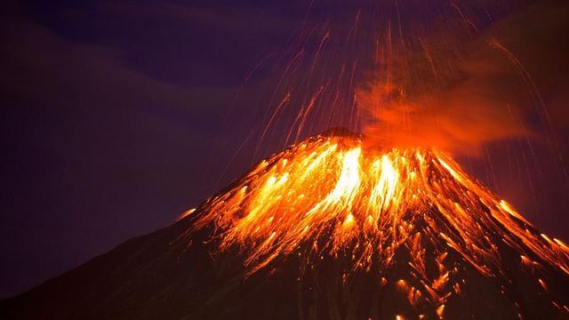 海浪高达15米,附近岛屿遭140万次浪涌,汤加火山为何爆发?