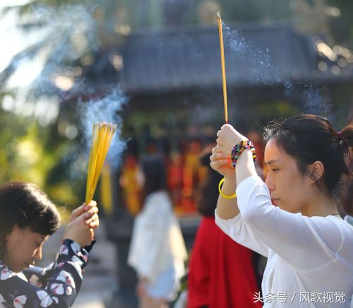 2月16日,正值农历狗年正月初一,三亚南山景区迎来众多游客前来