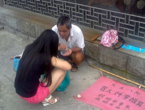 女人被算命的说贵人命女子年幼遇算命