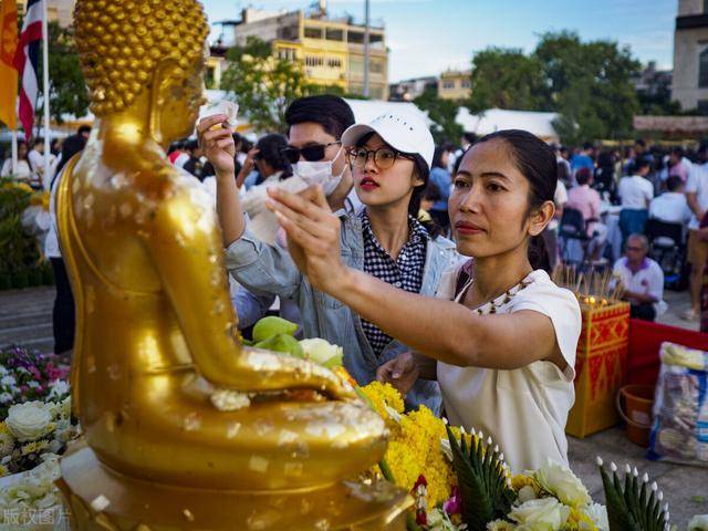 泰国曼谷,当地民众烧香拜佛,向僧人布施为新年祈福.