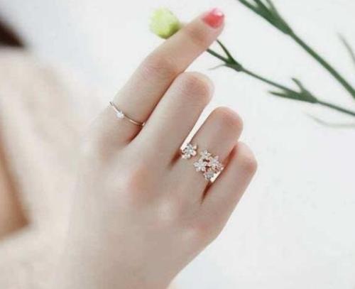 女孩子右手中指戴戒指代表什么女生手指戴戒指的含义有哪些