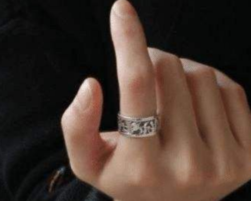 右手食指戴戒指是什么意思女人十个手指戴戒指的含义