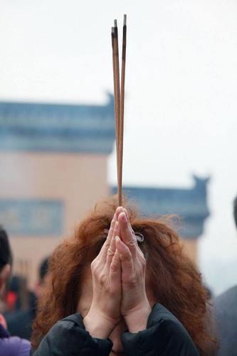 大年初一数万市民到鸡鸣寺 烧香拜佛求财求福场面壮观