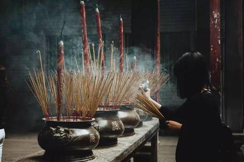 梦见逝去的人竟然暗示着事业高升,财神驾到?