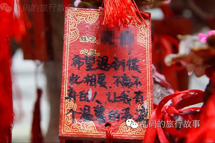 实拍重庆千年古刹罗汉寺美女扎堆烧香求姻缘