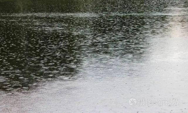 梦见下大雨到处都是水是什么意思?