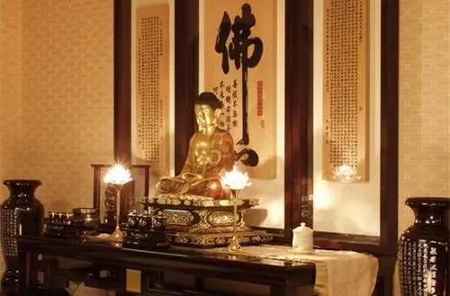 同住一栋房子,当然有所不便,那只有在定时课诵之际,暂以佛经代表佛像