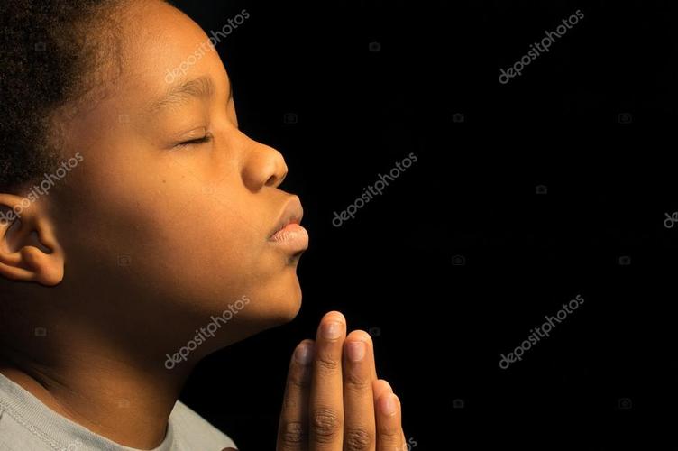 名称:一个男孩向上帝祈祷