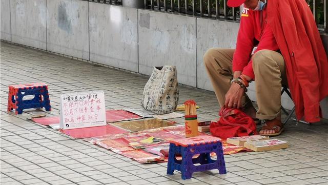 疫情渐渐好转,城市天桥上摆摊算命,摸手就能算出运势?你怎么看