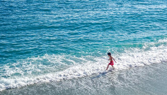 梦见在大海里游泳周公解梦梦到在大海里游泳是什么意思做(女人梦见在海里游泳)