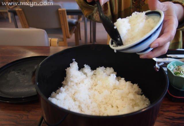 梦见自己给别人盛饭(梦见自己给别人发钱好不好)