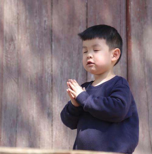 偶遇虔诚祈祷的小男孩