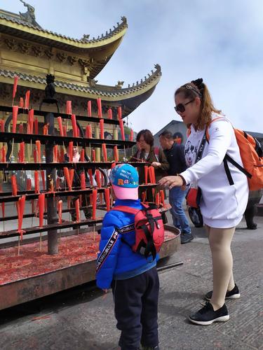 信佛,礼佛,拜佛的游客非常多.小孙子也乐在其中.