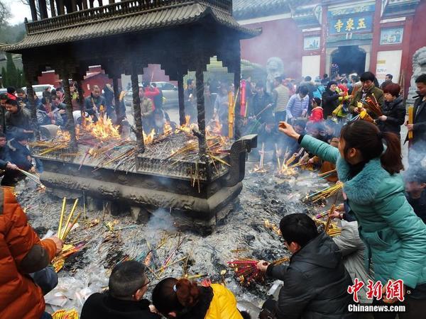 大年初五各地民众烧香拜财神