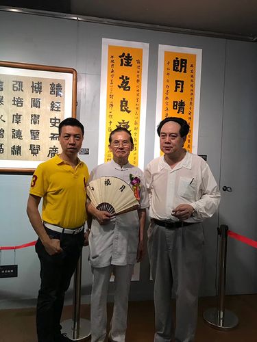 嘉宾与方斌(右七)老师合影留念 陈东洪监事(右一)与 方斌老师合影留念